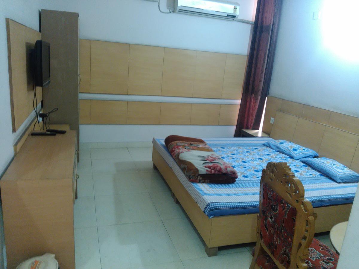 Hotel Palace Hoshiarpur Eksteriør billede